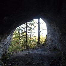 Voľne prístupná jaskyňa pod Havraňou skalou, podľa nápisu nadmorská výška 580 m. Hladina priehrady je 760 m ?