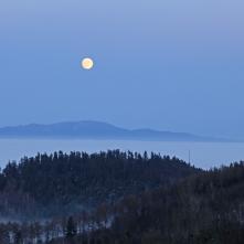 Hornádska kotlina v mlieku, v pozadí Branisko