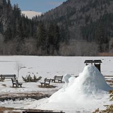 Zamrznutá fontána v Dobšinskej ľadovej jaskyni. V pozadí zasnežená Kráľová hoľa.