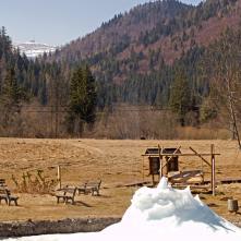 Zamrznutá fontána V Dobšinskej ľadovej jaskyni, v pozadí Kráľová hoľa