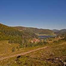 Nedávno niečo nepredstaviteľné. "Holorub" pod cestou zo Stratenej na Dobšinský kopec umožnil takýto výhľad na Dobšinskú Mašu a za ňou cez priehradu na Dedinky. 
